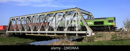 DB 66004, sono un eroe del clima, treno di trasporto motorizzato dell'olio vegetale vicino al villaggio di Manea, Fenland, Cambridgeshire, Inghilterra Foto Stock