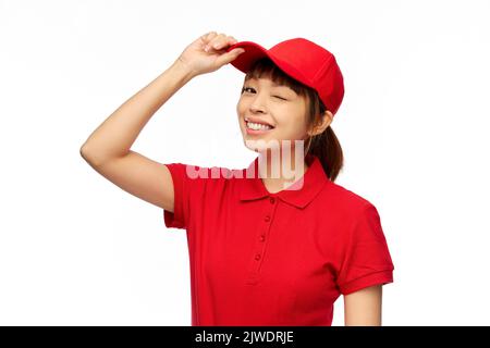 felice donna sorridente in uniforme rossa Foto Stock