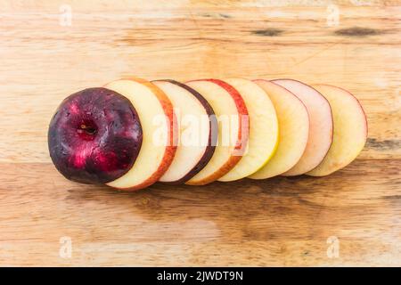 La mela è una specie di frutta da mangiare con meno zucchero, adatta per mantenere la salute. Foto Stock