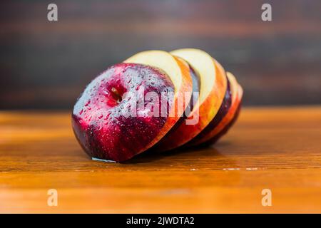 La mela è una specie di frutta da mangiare con meno zucchero, adatta per mantenere la salute. Foto Stock