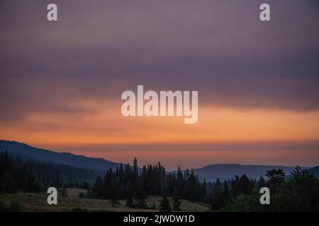 L'alba si illumina di Viola e Rosa su Cut Bank nel Glacier National Park Foto Stock