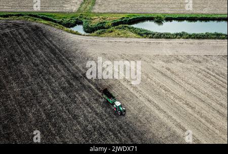 2022-09-05 15:22:56:19 Un'immagine drone di un agricoltore che sparge concime sul suo campo a Klaaswaal, Paesi Bassi, 05 settembre 2022. La posizione eccezionale in base alla quale gli agricoltori olandesi possono spargere più concime degli agricoltori di altri paesi è limitata. ANP JEFFREY GROENEWEG olanda fuori - belgio fuori Foto Stock