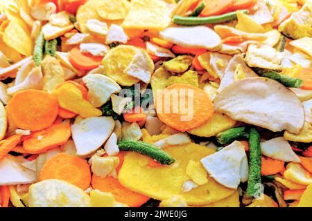 Mistura di vegetali essiccati. Patatine di verdura sane. Vegan, cibo vegetariano, snack sano. Vista dall'alto Foto Stock