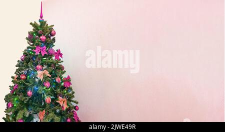 Un banner con un albero di Natale con decorazioni colorate, evidenziato su sfondo bianco con una copia dello spazio a destra. Foto Stock