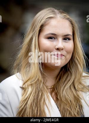 AMSTERDAM - 2022-09-05 16:59:21:19 AMSTERDAM - la principessa Amalia arriva in una filiale dell'Università di Amsterdam a Roetersstraat per annunciare l'inizio dei suoi studi alla presenza della stampa. Amalia seguirà una laurea in Politica, Psicologia, diritto ed Economia (PPLE) presso l'UVA. ANP KOEN VAN WEEL netherlands out - belgium out Foto Stock