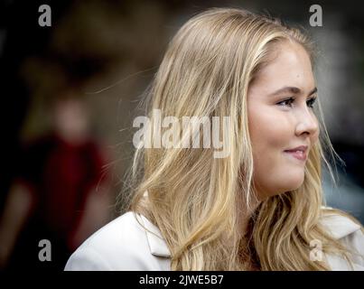 AMSTERDAM - 2022-09-05 16:59:20:19 AMSTERDAM - la principessa Amalia arriva in una filiale dell'Università di Amsterdam a Roetersstraat per annunciare l'inizio dei suoi studi alla presenza della stampa. Amalia seguirà una laurea in Politica, Psicologia, diritto ed Economia (PPLE) presso l'UVA. ANP KOEN VAN WEEL netherlands out - belgium out Foto Stock