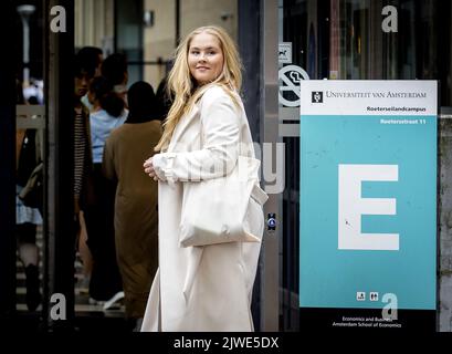 AMSTERDAM - 2022-09-05 16:59:45:19 AMSTERDAM - la principessa Amalia arriva in una filiale dell'Università di Amsterdam a Roetersstraat per annunciare l'inizio dei suoi studi alla presenza della stampa. Amalia seguirà una laurea in Politica, Psicologia, diritto ed Economia (PPLE) presso l'UVA. ANP KOEN VAN WEEL netherlands out - belgium out Foto Stock