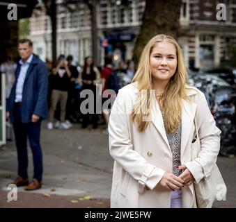 AMSTERDAM - 2022-09-05 16:59:32:19 AMSTERDAM - la principessa Amalia arriva in una filiale dell'Università di Amsterdam a Roetersstraat per annunciare l'inizio dei suoi studi alla presenza della stampa. Amalia seguirà una laurea in Politica, Psicologia, diritto ed Economia (PPLE) presso l'UVA. ANP KOEN VAN WEEL netherlands out - belgium out Foto Stock