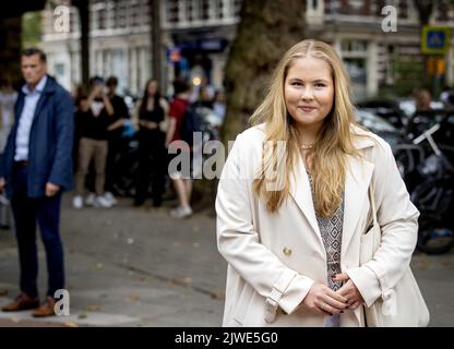 AMSTERDAM - 2022-09-05 16:59:32:19 AMSTERDAM - la principessa Amalia arriva in una filiale dell'Università di Amsterdam a Roetersstraat per annunciare l'inizio dei suoi studi alla presenza della stampa. Amalia seguirà una laurea in Politica, Psicologia, diritto ed Economia (PPLE) presso l'UVA. ANP KOEN VAN WEEL netherlands out - belgium out Foto Stock