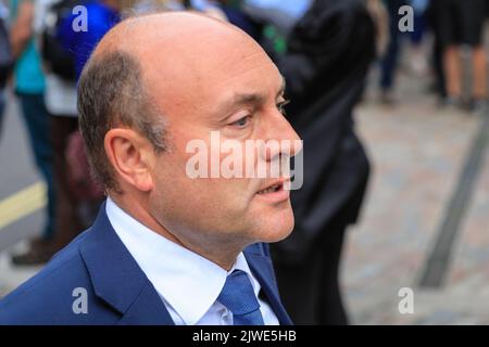 Londra, Regno Unito. 05th ago, 2022. Andrew Griffiths, deputato di Arundel e South Downs, City Minister ed ex Direttore dell'unità politica numero 10. I politici del Partito conservatore arrivano al Queen Elizabeth II Conference Centre di Westminster per l'annuncio di chi sarà il prossimo leader del partito e quindi il nuovo primo Ministro britannico da domani Credit: Imageplotter/Alamy Live News Foto Stock