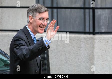 Londra, Regno Unito. 05th ago, 2022. Jacob Rees-Mogg, si è capovolto per diventare potenzialmente segretario di affari. I politici del Partito conservatore arrivano al Queen Elizabeth II Conference Centre di Westminster per l'annuncio di chi sarà il prossimo leader del partito e quindi il nuovo primo Ministro britannico da domani Credit: Imageplotter/Alamy Live News Foto Stock