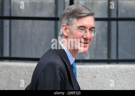 Londra, Regno Unito. 05th ago, 2022. Jacob Rees-Mogg, si è capovolto per diventare potenzialmente segretario di affari. I politici del Partito conservatore arrivano al Queen Elizabeth II Conference Centre di Westminster per l'annuncio di chi sarà il prossimo leader del partito e quindi il nuovo primo Ministro britannico da domani Credit: Imageplotter/Alamy Live News Foto Stock