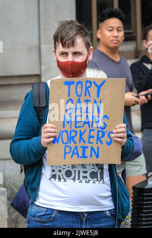 Londra, Regno Unito. 05th ago, 2022. Un manifestante esterno ha un cartello che protesta contro la leadership conservatrice. I politici del Partito conservatore arrivano al Queen Elizabeth II Conference Centre di Westminster per l'annuncio di chi sarà il prossimo leader del partito e quindi il nuovo primo Ministro britannico da domani Credit: Imageplotter/Alamy Live News Foto Stock