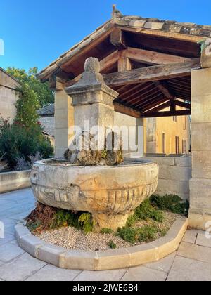 Fontana d'acqua e lavatoio pubblico tradizionale (lavoir) nel centro storico del villaggio, Maussane-les-Alpilles, Bocche del Rodano, Provenza-Alpi-Costa Azzurra, Francia Foto Stock