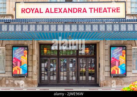 Un cartello che pubblicizza il Toronto International Film Festival 2022 o TIFF nel Royal Alexandra Theatre Foto Stock