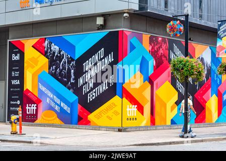 Un cartello che pubblicizza il Toronto International Film Festival 2022 o TIFF all'angolo di King Street nel quartiere centrale. Foto Stock