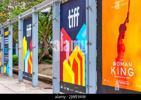 Un cartello che pubblicizza il Toronto International Film Festival 2022 o TIFF su un marciapiede di King Street, Toronto, Canada, 2022 Foto Stock