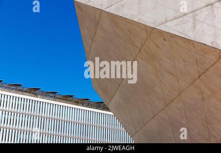 Esterno della sala concerti Casa da Musica a Boavista Porto Portugal progettata dall'architetto olandese REM Koolhaas e inaugurata nel 2005. Foto Stock