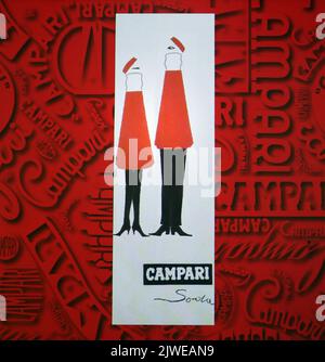 Creativa vecchia pubblicità per Cordial Campari. Immagine scattata alla Galleria Campari vicino a Milano. Foto Stock