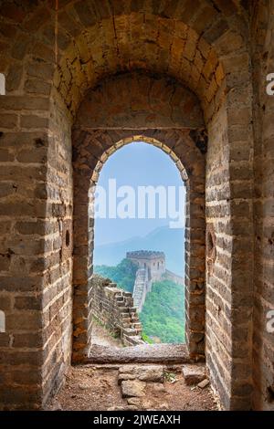 La Grande Muraglia della Cina visto dall'interno di una torre di vedetta. Foto Stock