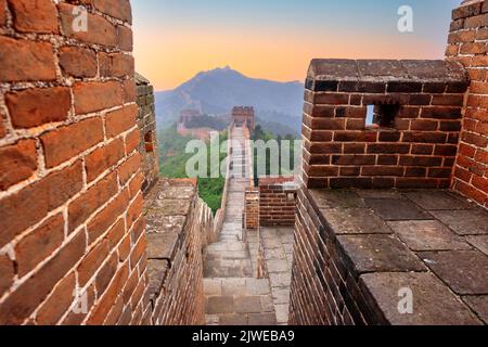La Grande Muraglia della Cina visto dall'interno di una torre di vedetta. Foto Stock