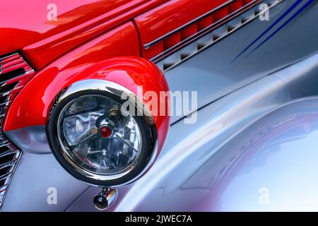 Particolare della vecchia macchina rossa in perfette condizioni Foto Stock