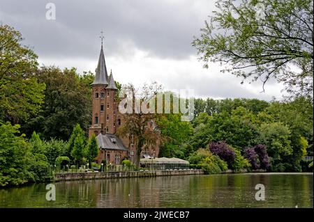 BRUGES, BELGIO: 22 AGOSTO 2011: Castello di Minnewwater nella città di Brugge in Belgio Foto Stock