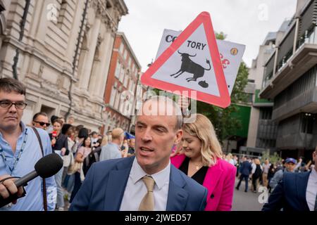 Il giorno in cui il deputato di Liz Truss è stato eletto dai membri del Partito conservatore, per sostituire Boris Johnson e diventare il loro nuovo leader e il prossimo primo Ministro britannico, il deputato di Dominic Raab lascia la Queen Elizabeth Hall dopo il risultato del voto, il 5th settembre 2022, a Londra, Inghilterra. In un'elezione del candidato di 2 mesi che ha seguito la destituzione di Johnson, Truss ha battuto il suo ultimo rivale Rishi Sunak, con una maggioranza del 57% dei voti. Foto Stock