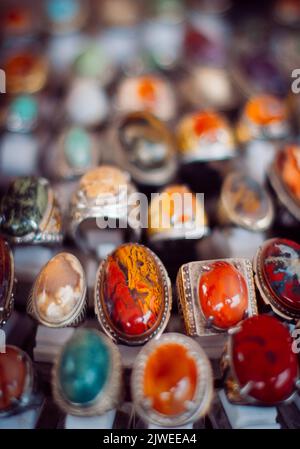 Primo piano di anelli assortiti in argento con pietre preziose in vendita, Indonesia Foto Stock