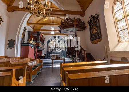Midwolde, Paesi Bassi - 24 agosto 2022: Interno della chiesa romana 12th ° secolo nel comune di Midwolde Westerkwartier nella provincia di Groningen, nei Paesi Bassi Foto Stock
