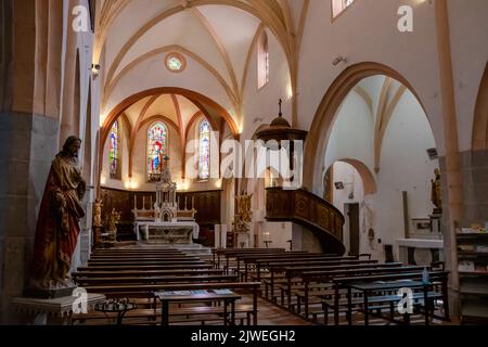 Vista interna della chiesa di Saint-André a la-Cadière-d'Azur, un villaggio situato nel dipartimento del Var, nella regione Provenza-Alpi-Côte Azzurra Foto Stock