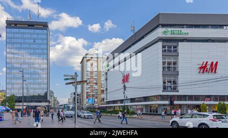 NIS, Serbia - 04 agosto 2022: Hennes e Mauritz Group multinazionale Abbigliamento Fashion Company dal centro di Swedenin Giornata estiva. Foto Stock