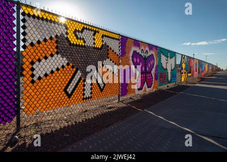 Montezuma Creek, Utah - opere d'arte sulla recinzione al di fuori della Whitehorse High School. La scuola si trova nella Nazione Navajo e serve principalmente studenti Navajo. Esso Foto Stock