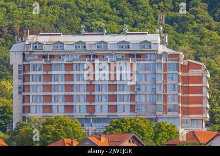 Nis, Serbia - 04 agosto 2022: Hotel Radon al NISKA Banja Spa Centre South Serbia Sumer Day. Foto Stock