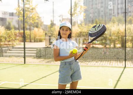 Little Girl giocando a paddle tennis Foto Stock