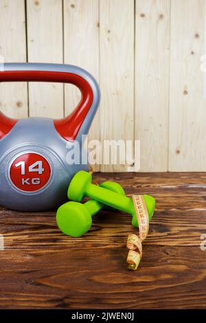 un kettlebell sportivo su sfondo di legno. Stile di vita sano Foto Stock