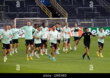 Dortmund, Germania. 05th Set, 2022. Calcio: Champions League, prima della partita Borussia Dortmund - FC Copenhagen, allenamento finale del FC Copenhagen: I giocatori di Copenhagen si scaldano. Credit: Marco Steinbrenner/dpa/Alamy Live News Foto Stock