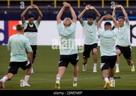 Dortmund, Germania. 05th Set, 2022. Calcio: Champions League, prima della partita Borussia Dortmund - FC Copenhagen, allenamento finale del FC Copenhagen: I giocatori di Copenhagen si allungano. Credit: Marco Steinbrenner/dpa/Alamy Live News Foto Stock