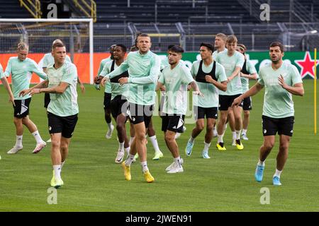 Dortmund, Germania. 05th Set, 2022. Calcio: Champions League, prima della partita Borussia Dortmund - FC Copenhagen, allenamento finale del FC Copenhagen: I giocatori di Copenhagen si scaldano. Credit: Marco Steinbrenner/dpa/Alamy Live News Foto Stock