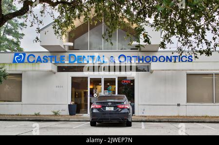 Houston, Texas USA 12-03-2021: Edificio esterno del castello di Dental and Orthodonics Office a Houston, Texas. Salute e benessere affari locali. Foto Stock