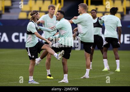 Dortmund, Germania. 05th Set, 2022. Calcio: Champions League, prima della partita Borussia Dortmund - FC Copenhagen, allenamento finale del FC Copenhagen: I giocatori di Copenhagen si allungano. Credit: Marco Steinbrenner/dpa/Alamy Live News Foto Stock