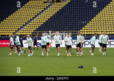 Dortmund, Germania. 05th Set, 2022. Calcio: Champions League, prima della partita Borussia Dortmund - FC Copenhagen, allenamento finale del FC Copenhagen: I giocatori di Copenhagen si scaldano. Credit: Marco Steinbrenner/dpa/Alamy Live News Foto Stock