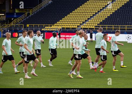 Dortmund, Germania. 05th Set, 2022. Calcio: Champions League, prima della partita Borussia Dortmund - FC Copenhagen, allenamento finale del FC Copenhagen: I giocatori di Copenhagen si scaldano. Credit: Marco Steinbrenner/dpa/Alamy Live News Foto Stock