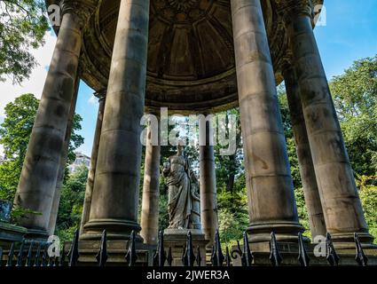 Statua del 18th ° secolo della dea greca della salute, Hygeia, St Bernard's Well, Edimburgo, Scozia, REGNO UNITO Foto Stock