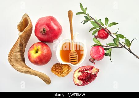 Rosh hashanah, concetto ebraico di vacanza di Capodanno. Melograno, mele e miele prodotti tradizionali per la celebrazione Foto Stock