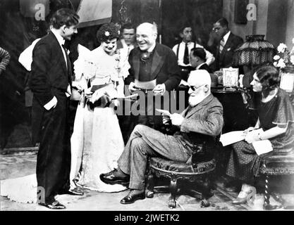 GEORGE BERNARD SHAW in comico con il Film Crew di Elstree Studios che supervisiona il cast ROBERT HARRIS VERA LENNOX and EDMUND GWEN nel film di Talkie di 33 minuti del suo singolo atto suona COME HA MENTITO A SUO MARITO 1931 direttore CECIL LEWIS adattamento Frank Launder e Cecil Lewis assistente direttore Frank Mills British International Pictures (BIP) / Wardour Films Foto Stock