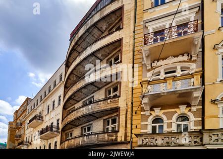 Marienbad, Repubblica Ceca, 30 giugno 2022: Facciata di un edificio di appartamenti alle intemperie ai margini del centro, accanto a edifici magnificamente rinnovati Foto Stock