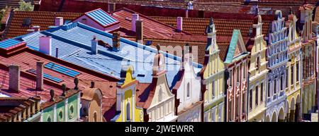 Telc, Repubblica Ceca, 2 luglio 2022: Parte superiore delle facciate degli edifici neoclassici ristrutturati sulla piazza del mercato di Telc Foto Stock