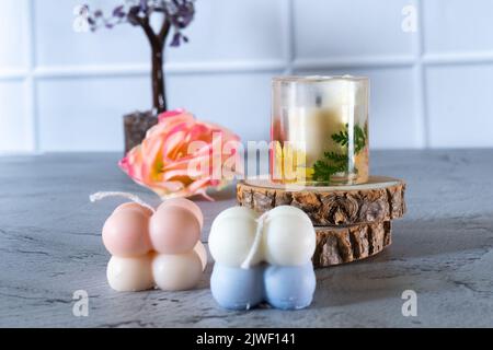 Candela d'arte trasparente in resina con montagne russe in legno in belle tonalità pastello che mostrano decorazioni per diwali, natale, Capodanno e più India Foto Stock