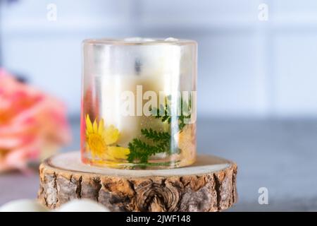 Candela d'arte in resina trasparente con montagne russe in legno in belle tonalità pastello che mostrano decorazioni per diwali, natale, Capodanno e molto altro Foto Stock